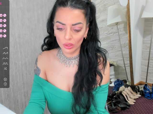 Фотографії ElisaBaxter Hot MILF!!Ready for some fun ? @lush ! ! Make me WET with your TIPS !#brunette #milf #bigtits #bigass #squirt #cumshow #mommy @lovense #mommy #teen #greeneyes #DP #mom