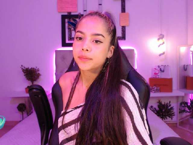 Фотографії saraahmilleer hello guys welcome to my room help me complette my first goal : naked go enjoy me #latina#brunette#curvy#hot#young#18#pvt